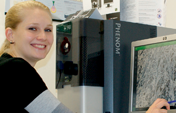 Jitka Färberová of the Department of Nonwovens next to the Phenom Scanning Electron Microscope