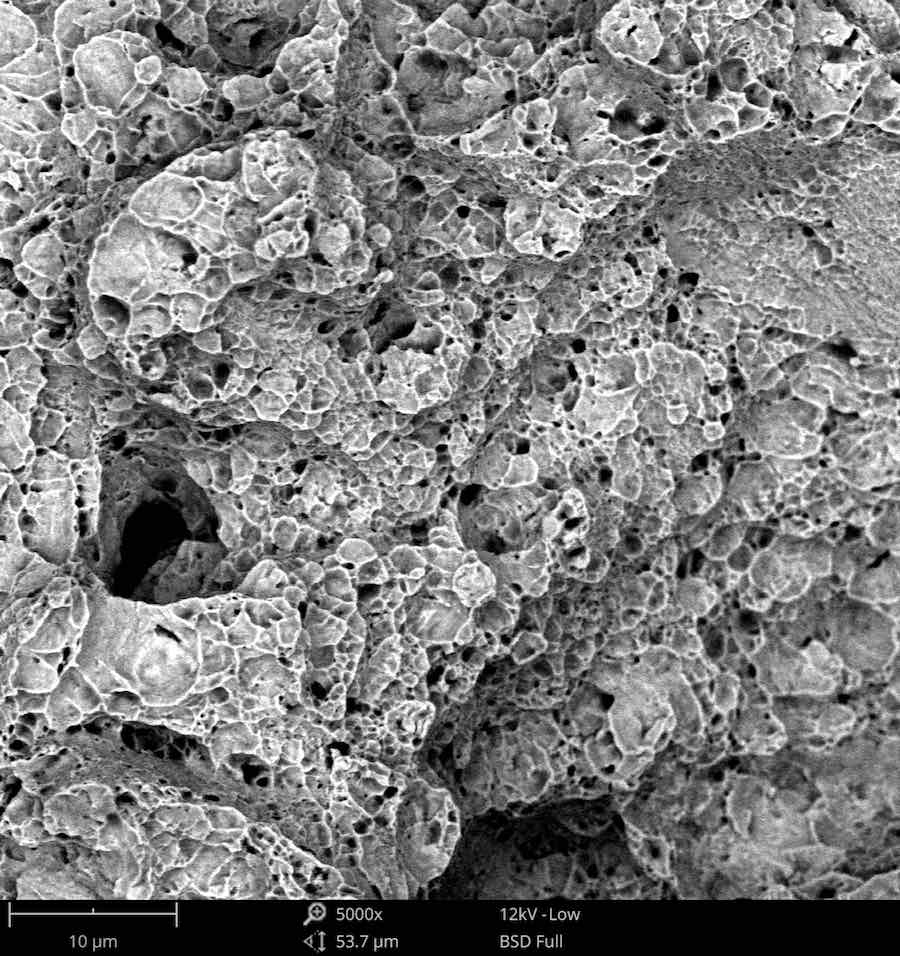 等轴微孔聚结的扫描电镜图像在5000x放大