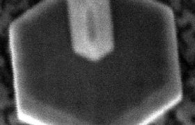 InGaN微棒LED结构的顶部